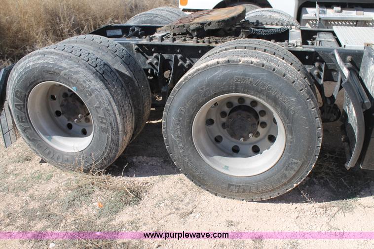 image for item H1583 2007 International 9400i semi truck