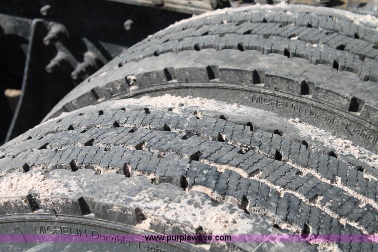 image for item H1583 2007 International 9400i semi truck