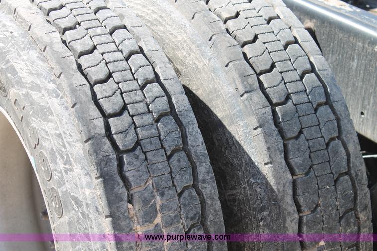 image for item H1583 2007 International 9400i semi truck