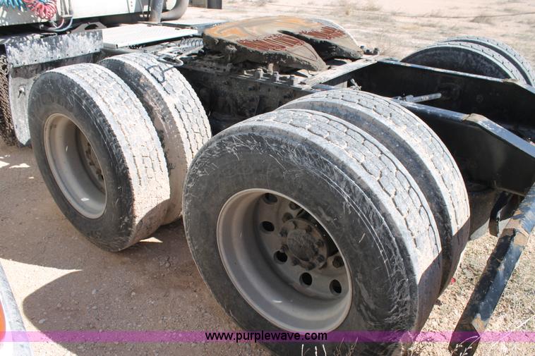 image for item H1583 2007 International 9400i semi truck