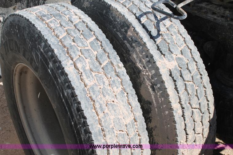 image for item H1583 2007 International 9400i semi truck