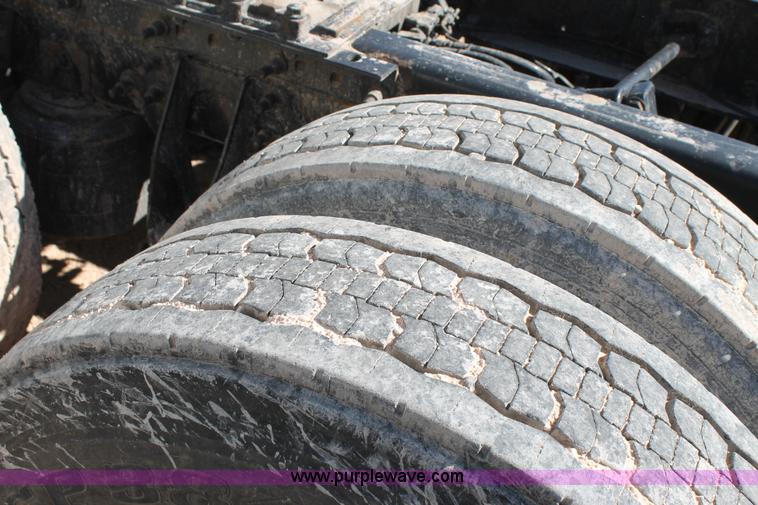 image for item H1583 2007 International 9400i semi truck