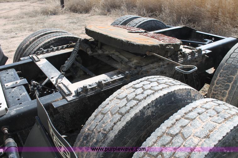 image for item H1583 2007 International 9400i semi truck