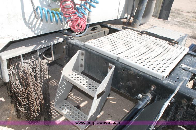 image for item H1583 2007 International 9400i semi truck