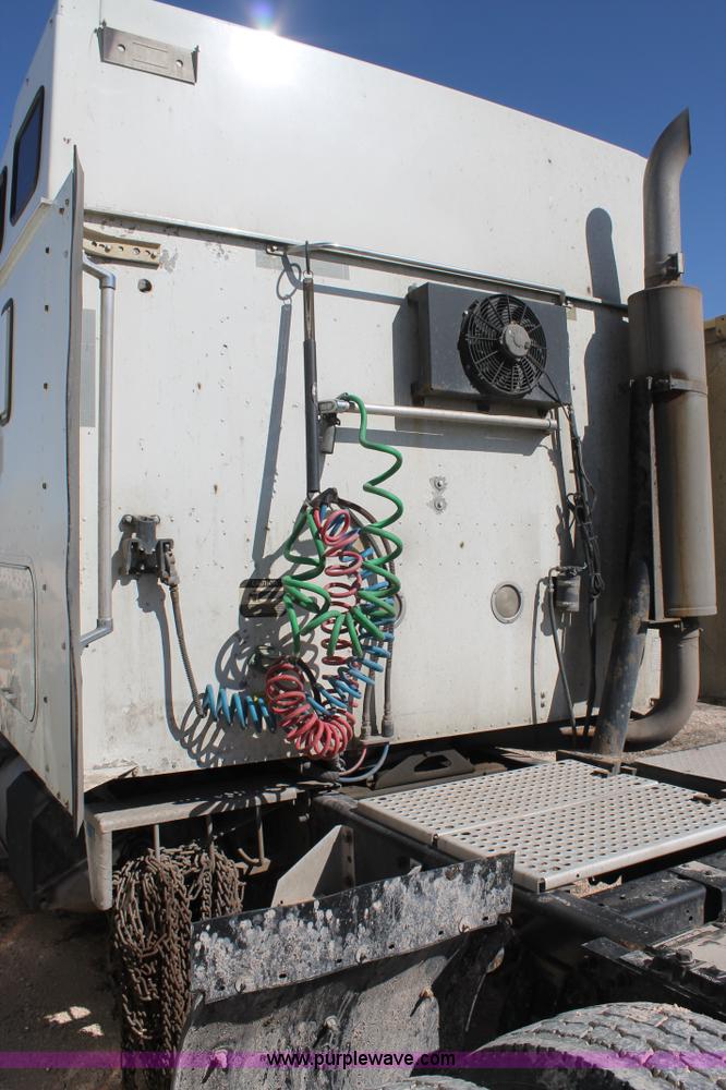 image for item H1583 2007 International 9400i semi truck