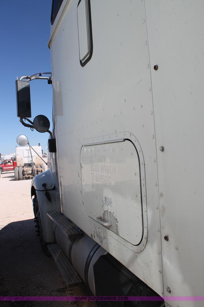 image for item H1583 2007 International 9400i semi truck