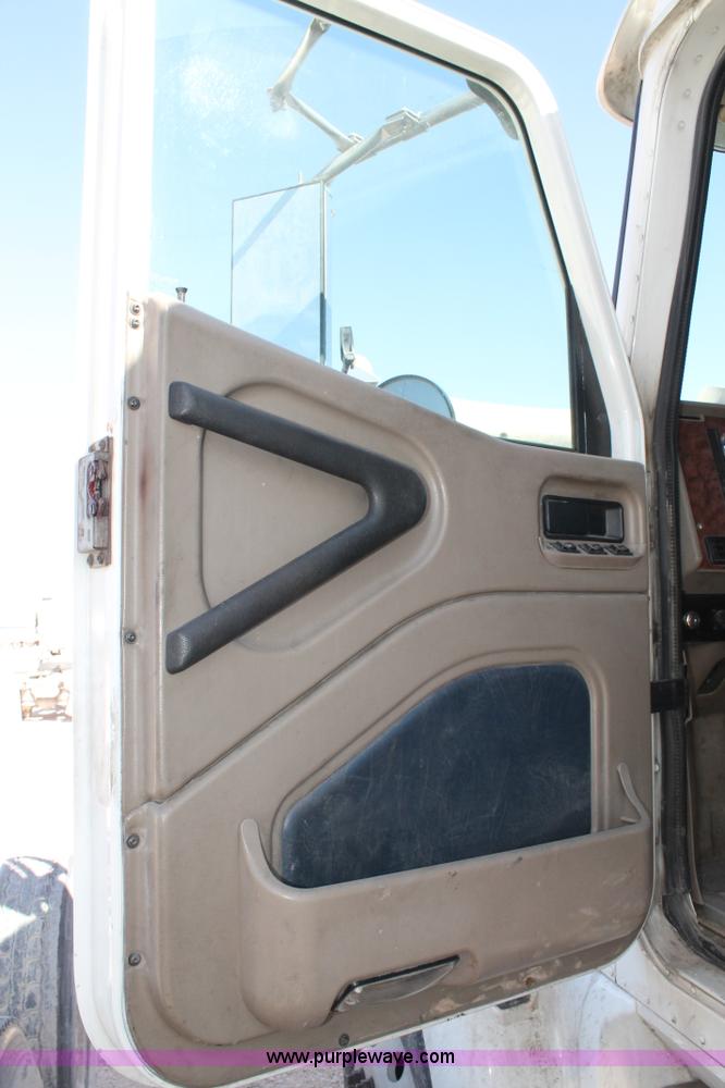 image for item H1583 2007 International 9400i semi truck