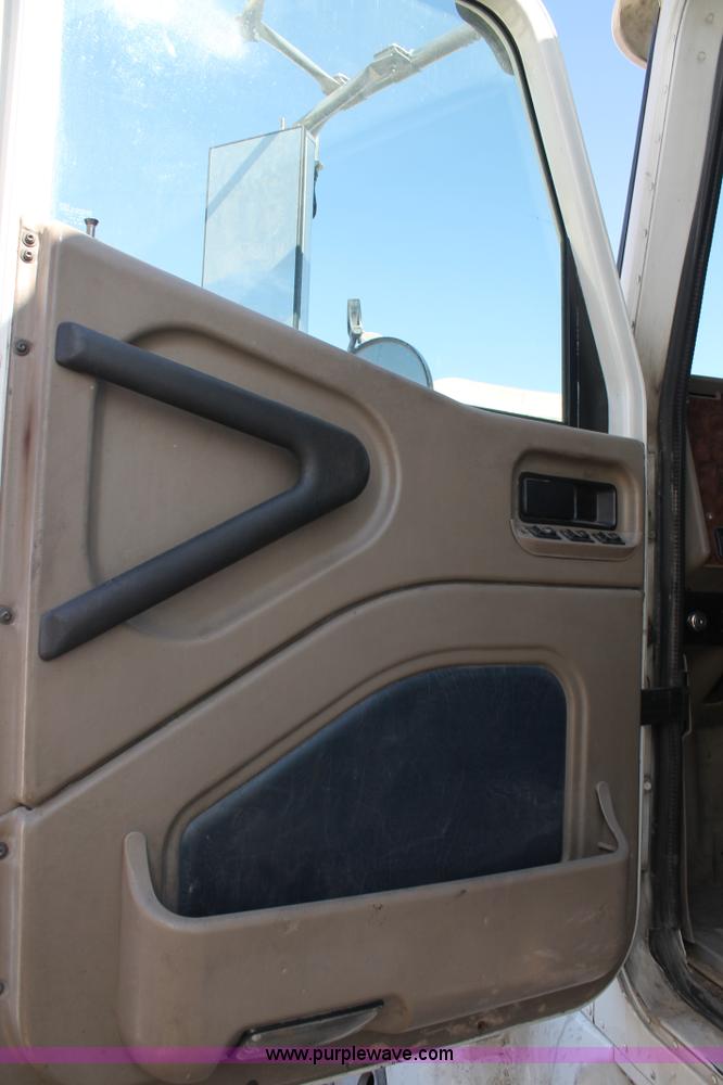 image for item H1583 2007 International 9400i semi truck