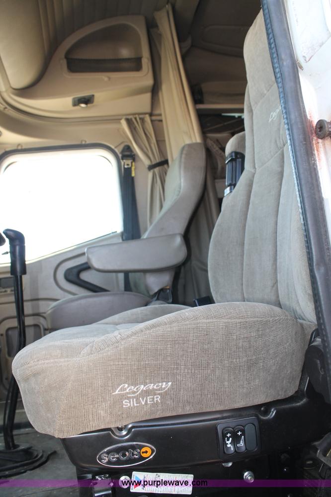 image for item H1583 2007 International 9400i semi truck