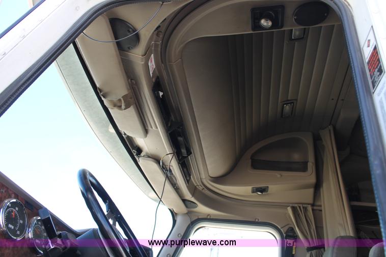 image for item H1583 2007 International 9400i semi truck