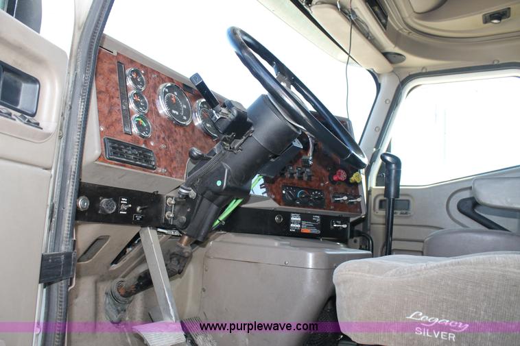 image for item H1583 2007 International 9400i semi truck