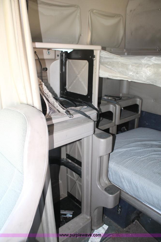 image for item H1583 2007 International 9400i semi truck