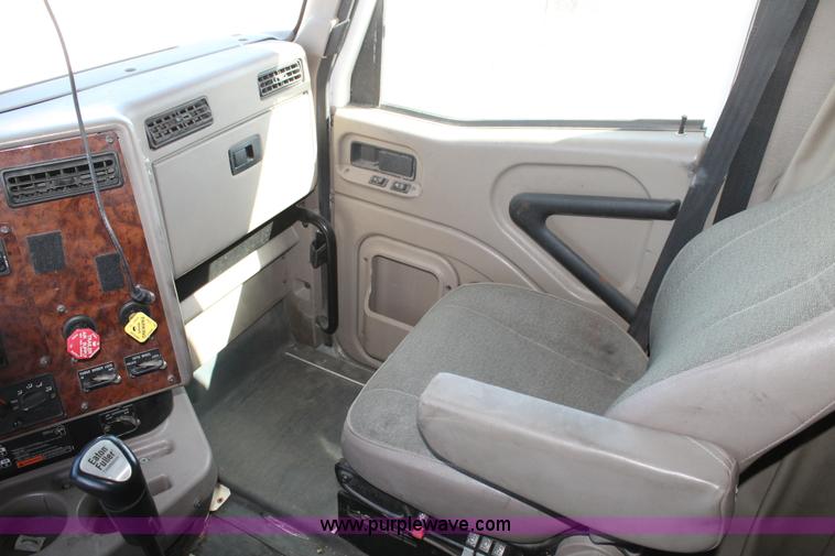 image for item H1583 2007 International 9400i semi truck