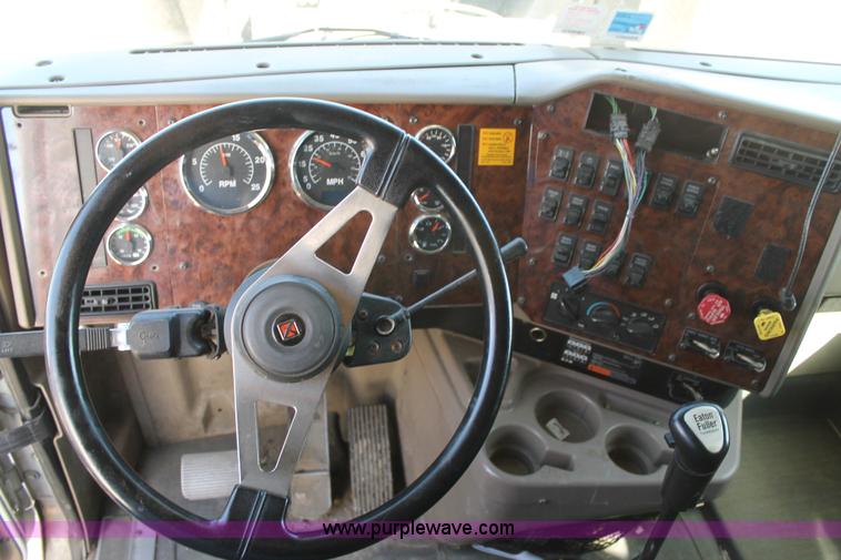 image for item H1583 2007 International 9400i semi truck