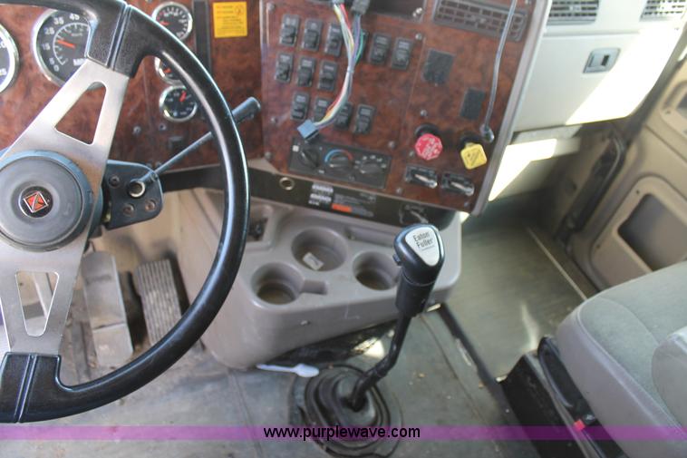 image for item H1583 2007 International 9400i semi truck