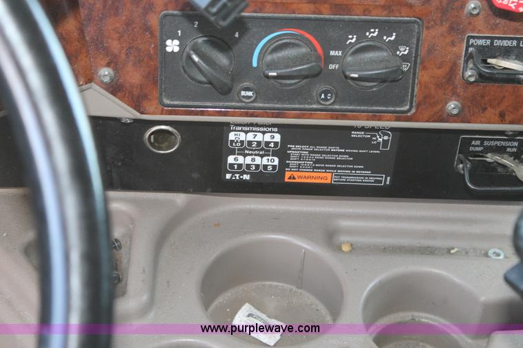 image for item H1583 2007 International 9400i semi truck