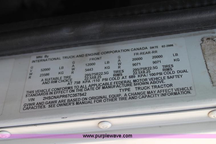 image for item H1583 2007 International 9400i semi truck