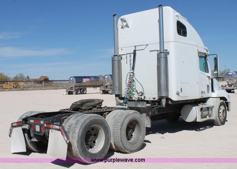 image for item H1584 1998 Freightliner Century Class C120 semi truck