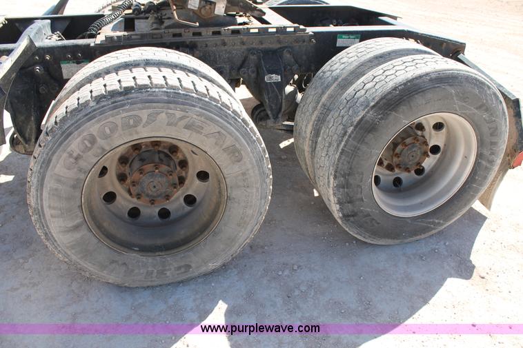 image for item H1584 1998 Freightliner Century Class C120 semi truck