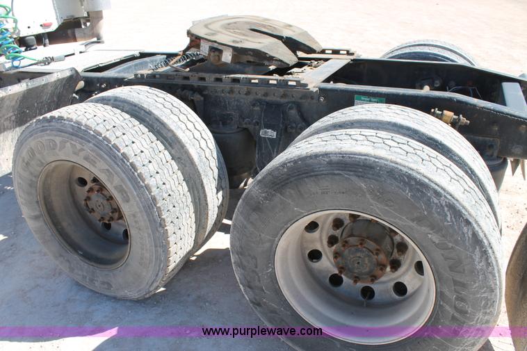 image for item H1584 1998 Freightliner Century Class C120 semi truck