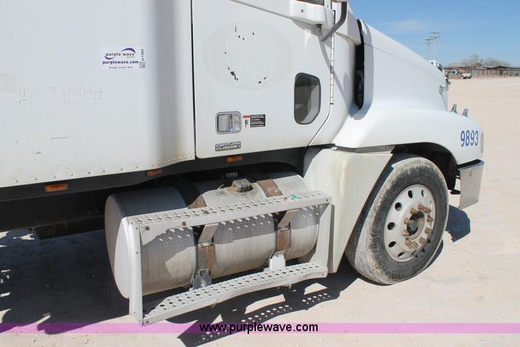 image for item H1584 1998 Freightliner Century Class C120 semi truck