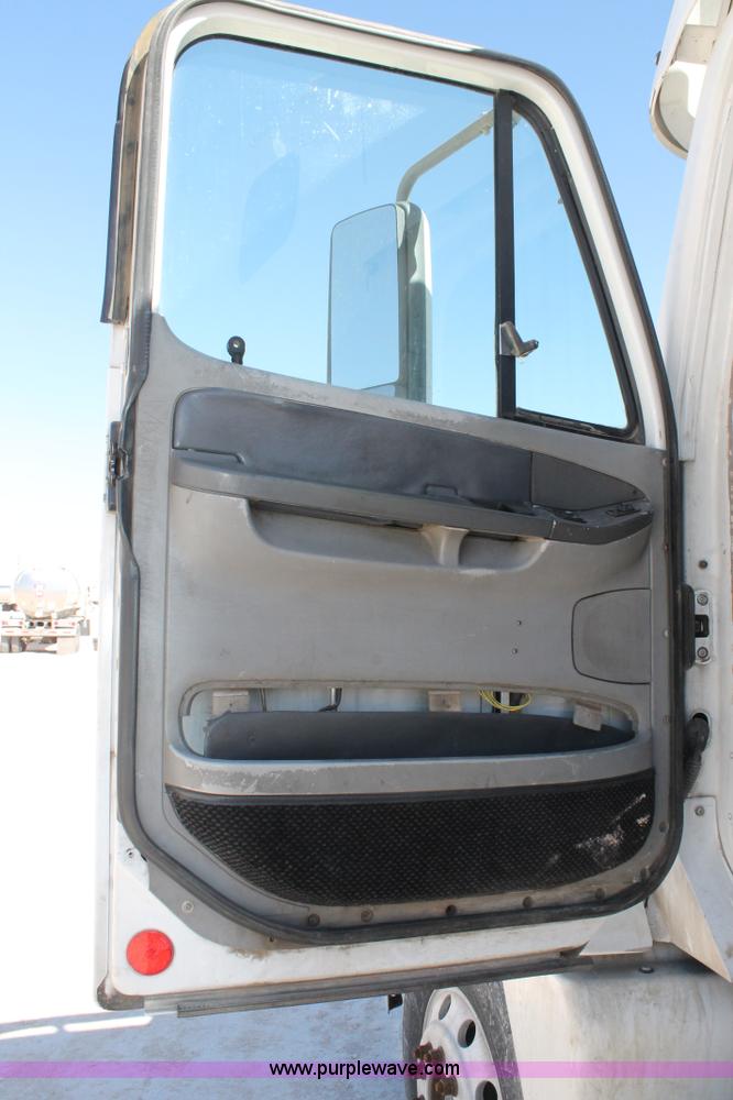 image for item H1584 1998 Freightliner Century Class C120 semi truck