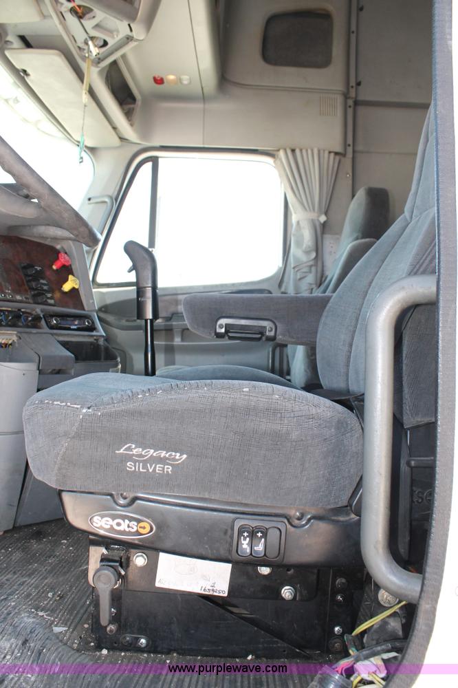 image for item H1584 1998 Freightliner Century Class C120 semi truck