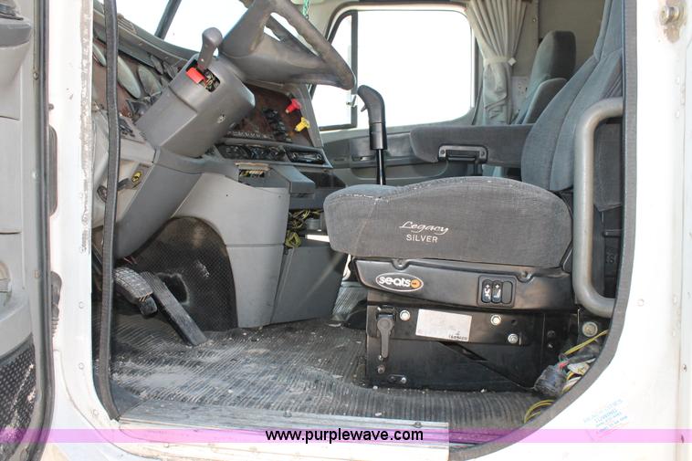 image for item H1584 1998 Freightliner Century Class C120 semi truck