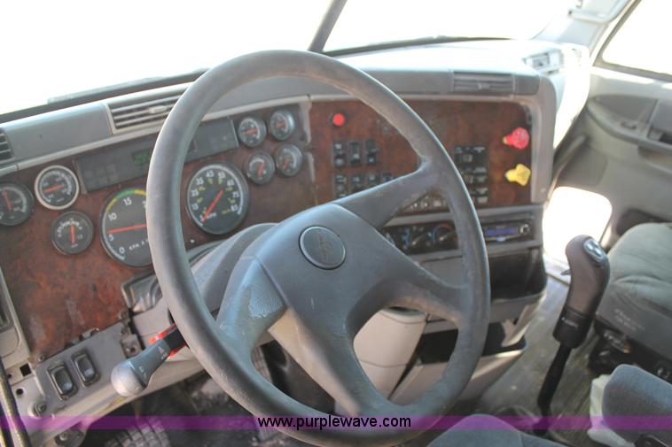 image for item H1584 1998 Freightliner Century Class C120 semi truck