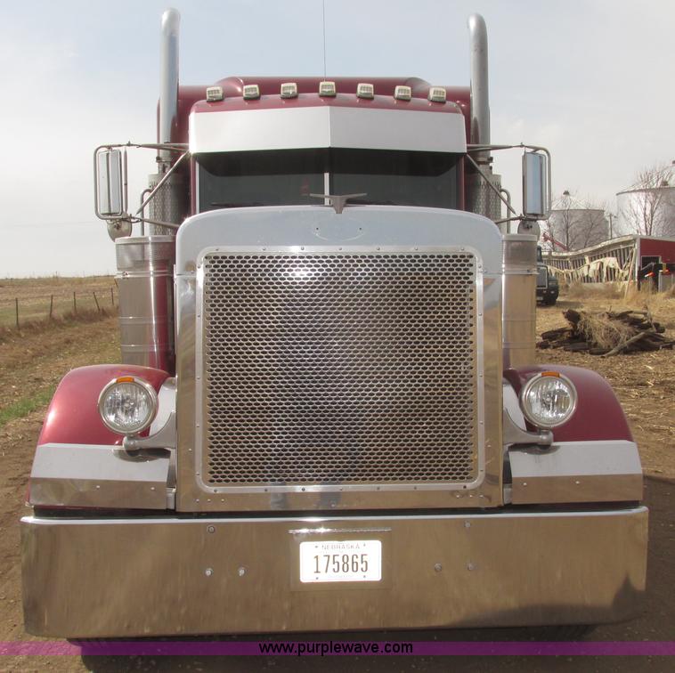 image for item H4726 1999 Peterbilt 379 semi truck
