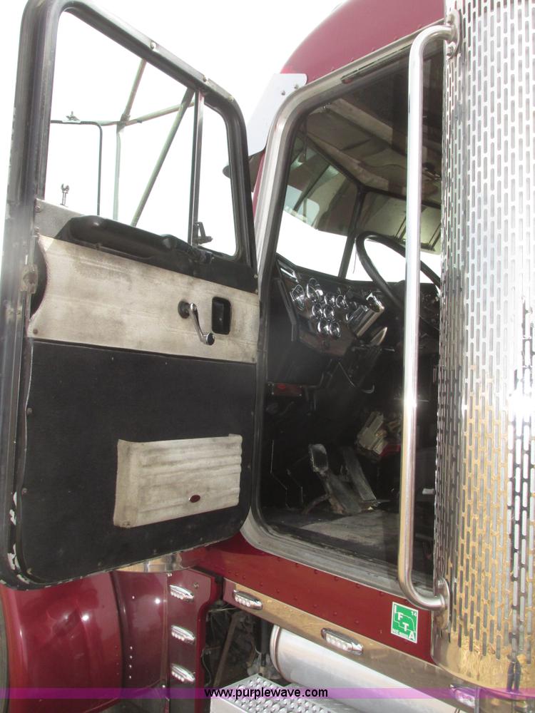 image for item H4726 1999 Peterbilt 379 semi truck