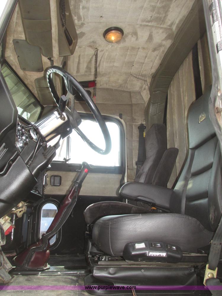 image for item H4726 1999 Peterbilt 379 semi truck