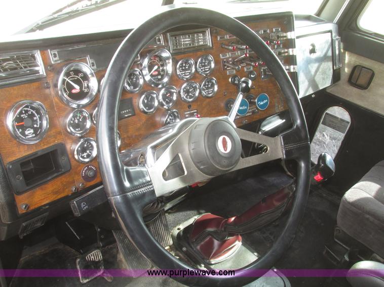 image for item H4726 1999 Peterbilt 379 semi truck