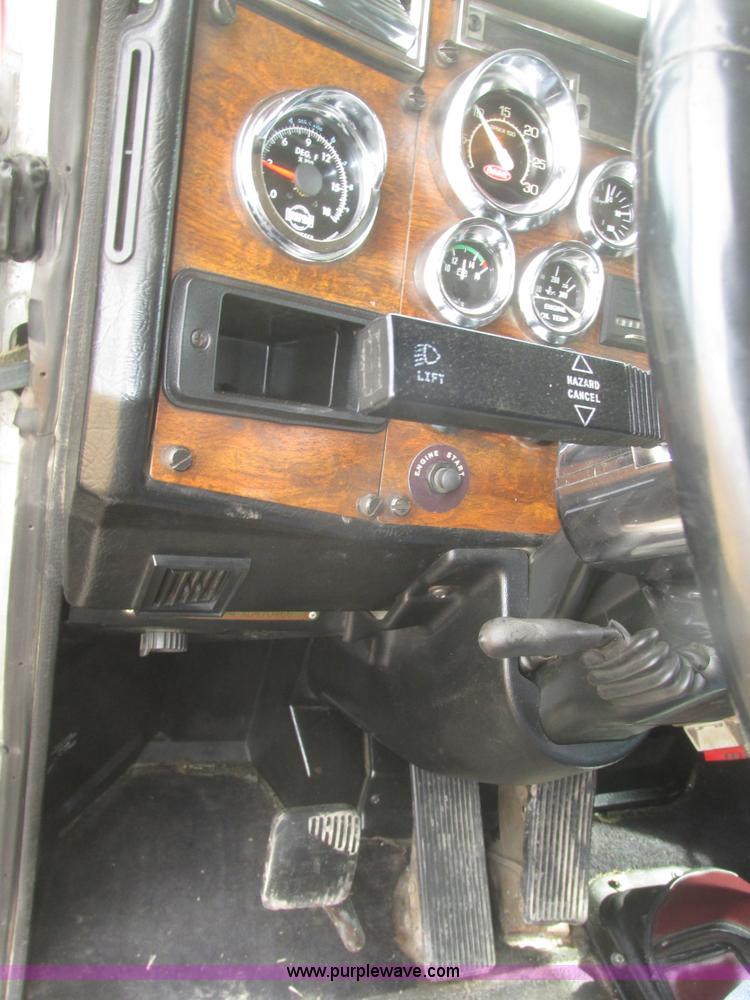 image for item H4726 1999 Peterbilt 379 semi truck