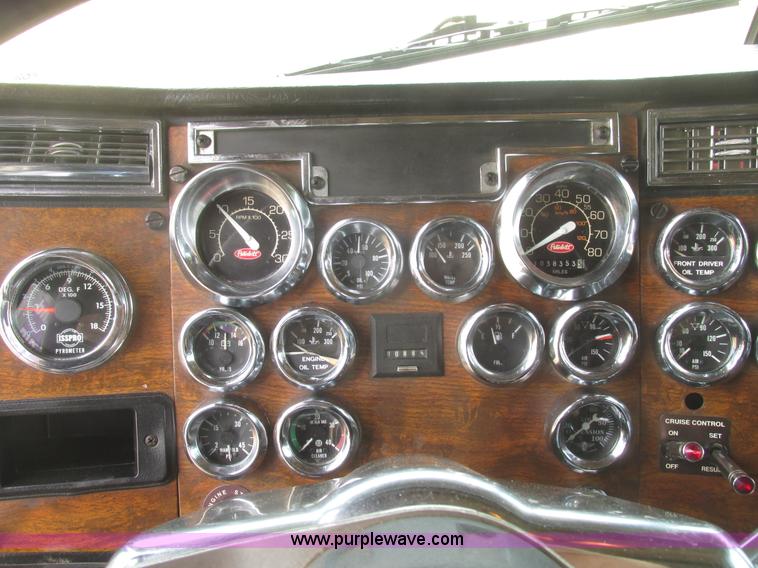 image for item H4726 1999 Peterbilt 379 semi truck