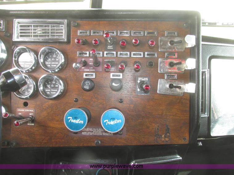 image for item H4726 1999 Peterbilt 379 semi truck