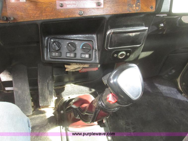 image for item H4726 1999 Peterbilt 379 semi truck