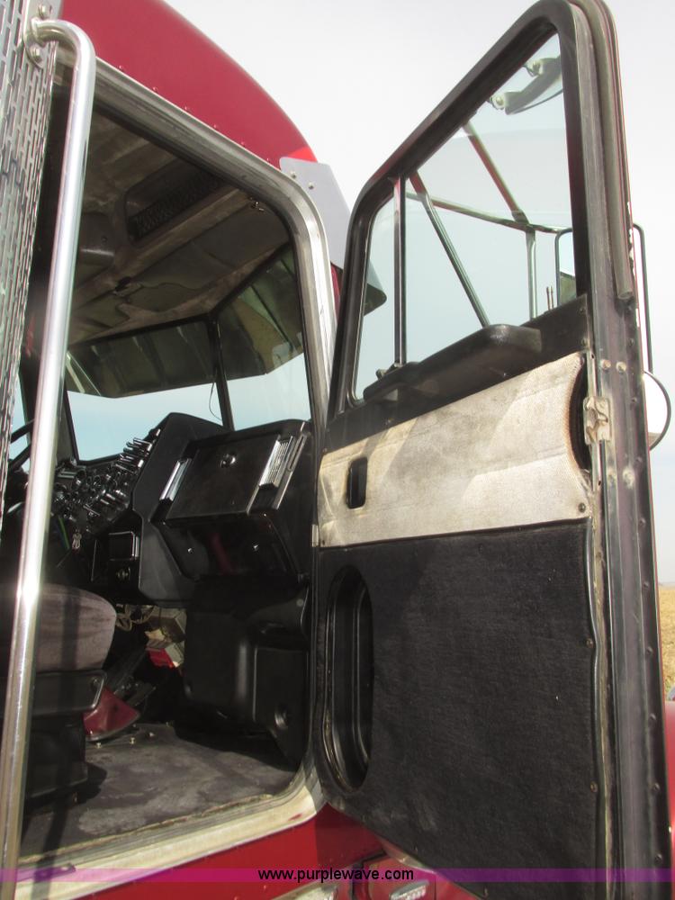 image for item H4726 1999 Peterbilt 379 semi truck