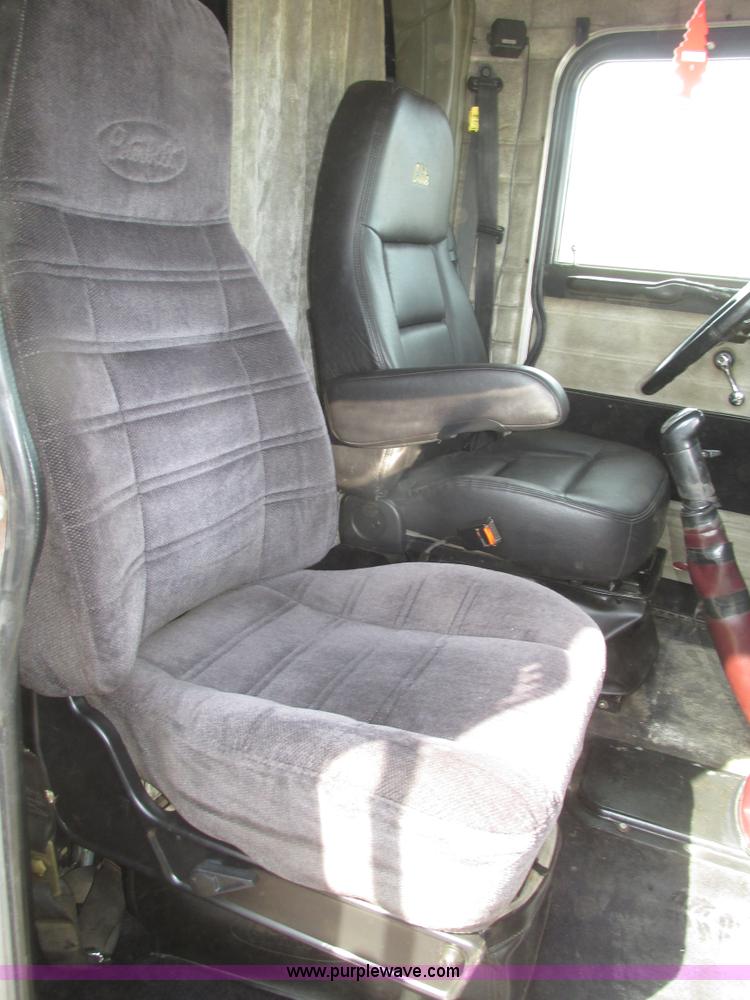 image for item H4726 1999 Peterbilt 379 semi truck