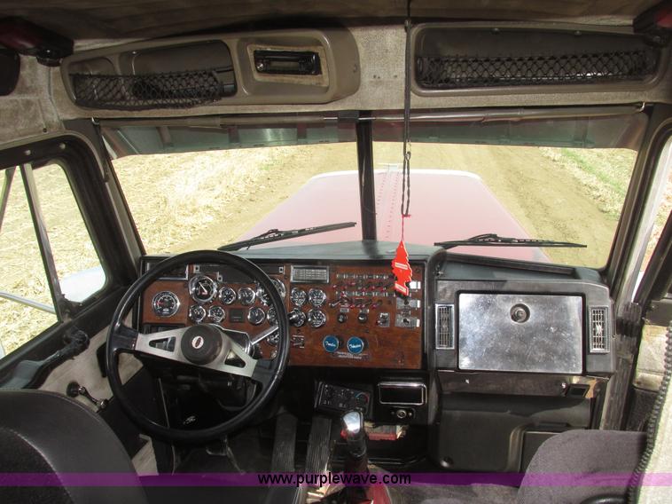 image for item H4726 1999 Peterbilt 379 semi truck