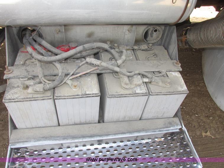 image for item H4726 1999 Peterbilt 379 semi truck