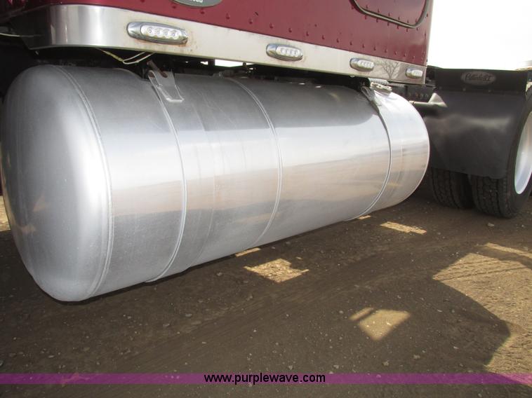 image for item H4726 1999 Peterbilt 379 semi truck