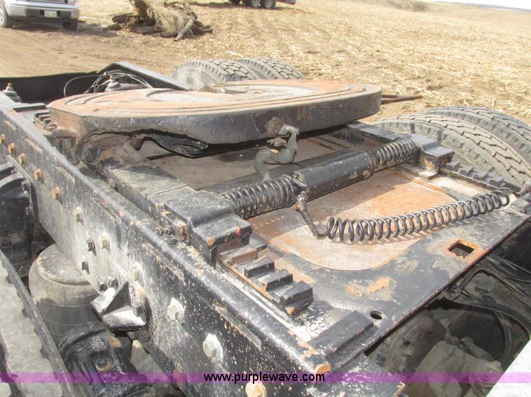 image for item H4726 1999 Peterbilt 379 semi truck