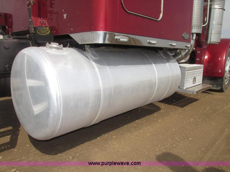 image for item H4726 1999 Peterbilt 379 semi truck