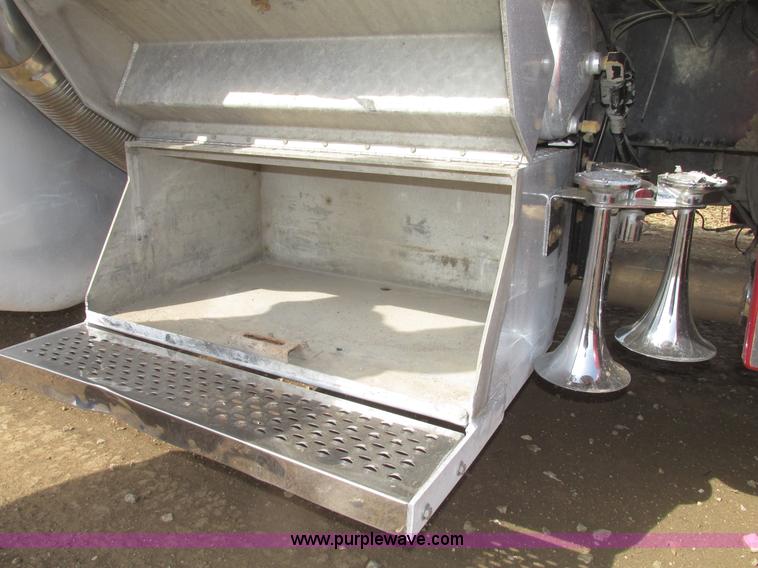 image for item H4726 1999 Peterbilt 379 semi truck