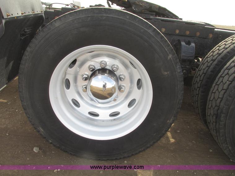 image for item H4726 1999 Peterbilt 379 semi truck