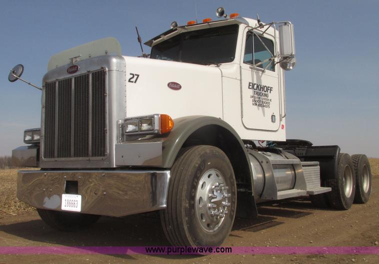 image for item H4727 2001 Peterbilt 378 semi truck