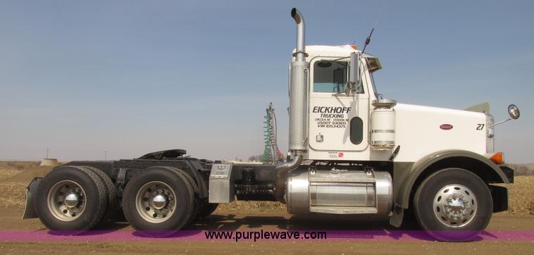 image for item H4727 2001 Peterbilt 378 semi truck