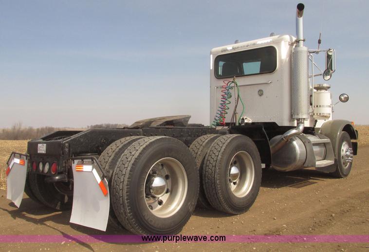 image for item H4727 2001 Peterbilt 378 semi truck