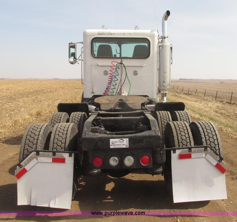image for item H4727 2001 Peterbilt 378 semi truck